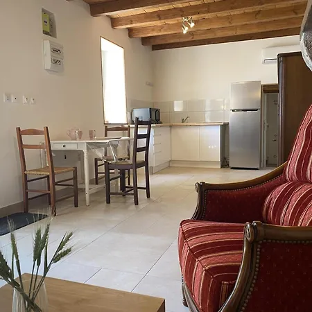 Maison De Plain-pied Confortable Avec Jardin A Rongeres